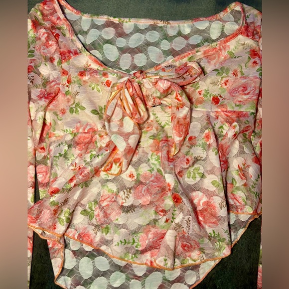 I am selling this lacey floral top that would be perfect for the summer🩷 - Picture 2 of 4